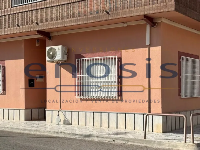 Planta baja de 3 habitaciones en Roldán con patio y cochera