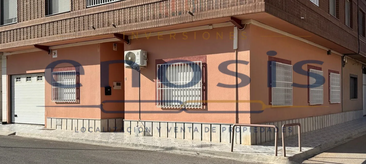 Planta baja de 3 habitaciones en Roldán con patio y cochera