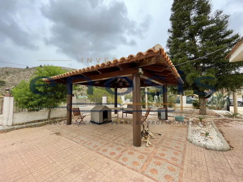 Finca única en Perín con 6 hectáreas, casa rural con piscina y pista de tenis