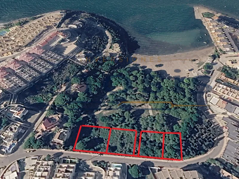 Parcelas en venta en primera línea de playa en Cala del Pino