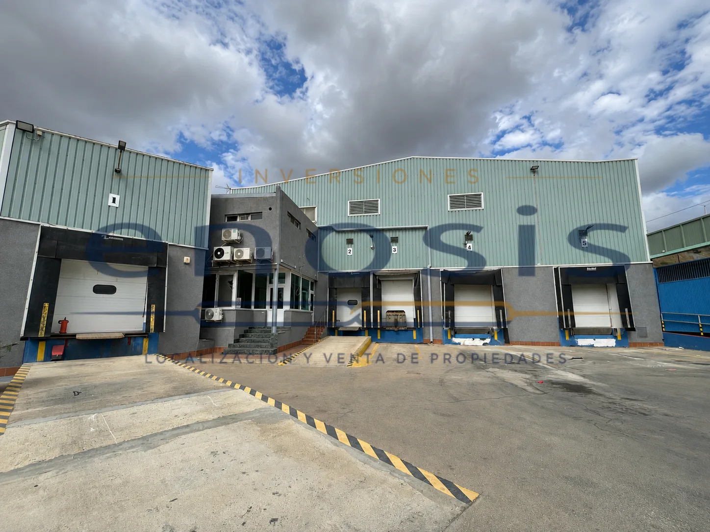 Amplia nave industrial en venta en Cartagena, ideal para negocios
